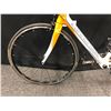 Image 11 : WHITE AND ORANGE CANNONDALE VITTORIA 20 SPEED ROAD BIKE WITH CLIP PEDALS, 60 CM FRAME SIZE