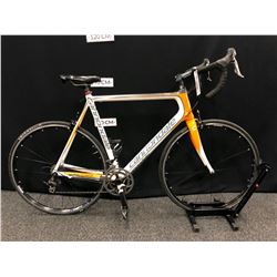 WHITE AND ORANGE CANNONDALE VITTORIA 20 SPEED ROAD BIKE WITH CLIP PEDALS, 60 CM FRAME SIZE