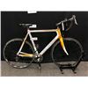 Image 1 : WHITE AND ORANGE CANNONDALE VITTORIA 20 SPEED ROAD BIKE WITH CLIP PEDALS, 60 CM FRAME SIZE