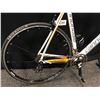 Image 4 : WHITE AND ORANGE CANNONDALE VITTORIA 20 SPEED ROAD BIKE WITH CLIP PEDALS, 60 CM FRAME SIZE