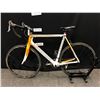 Image 9 : WHITE AND ORANGE CANNONDALE VITTORIA 20 SPEED ROAD BIKE WITH CLIP PEDALS, 60 CM FRAME SIZE