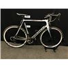 Image 1 : BLACK AND WHITE CANNONDALE SUPERSIX 20 SPEED ROAD BIKE WITH CLIP PEDALS, 60 CM FRAME SIZE