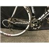 Image 2 : BLACK AND WHITE CANNONDALE SUPERSIX 20 SPEED ROAD BIKE WITH CLIP PEDALS, 60 CM FRAME SIZE