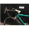 Image 8 : GREEN MOTOBECANE 33 SPEED ROAD BIKE WITH SECONDARY BRAKE LEVERS, 56 CM FRAME SIZE