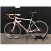 Image 8 : GREY SPECIALIZED ALLEZ 20 SPEED ROAD BIKE, 56 CM/LARGE FRAME SIZE, SHIFTERS/DERAILLEURS MAY NEED