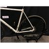 Image 8 : GREY BRODIE ROMAX 22 SPEED ROAD BIKE WITH FRONT AND REAR DISC BRAKES, 59 CM FRAME SIZE