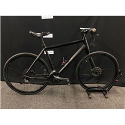 BLACK CANNONDALE 27 SPEED HYBRID ROAD BIKE WITH FRONT AND REAR HYDRAULIC DISC BRAKES AND ONE SIDED