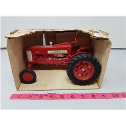 NIB ERTL FARMALL 350 TRACTOR (1/16 SCALE)