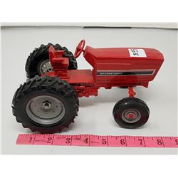 INTERNATIONAL TRACTOR (1:16 SCALE)