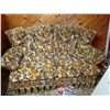 Image 1 : BROWN AND YELLOW FLOWER LOVE SEAT