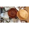 Image 2 : BOX OF ASSORTED ITEMS - MUGS, BASKETS, ETC.