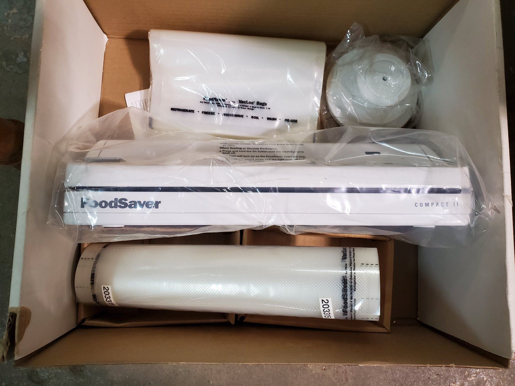 FOODSAVER COMPACT II VACUUM SEALER WITH BAGS