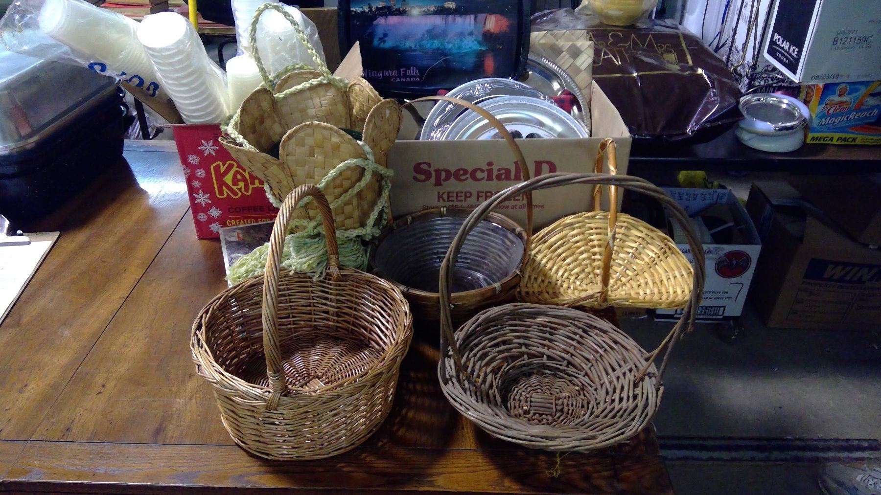 LOT OF ASSORTED ITEMS - BASKETS, PUZZLE, ASSORTED TRAYS, ETC.