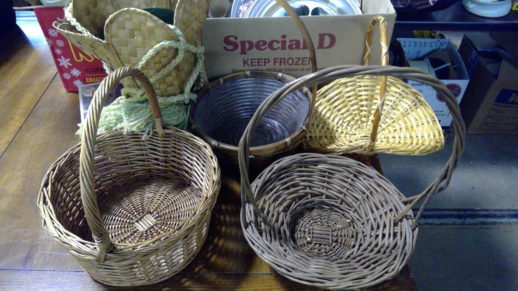 LOT OF ASSORTED ITEMS - BASKETS, PUZZLE, ASSORTED TRAYS, ETC.
