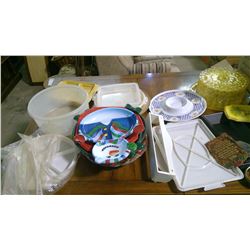 LOT OF ASSORTED ITEMS - TUPPERWARE, TRAYS, ETC.