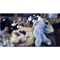 LOT OF ASSORTED STUFFED ANIMALS