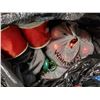 Image 3 : LARGE LOT OF ASSORTED CHRISTMAS DÉCOR AND SUPPLIES