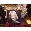 Image 1 : 4 DECORATIVE THROW PILLOWS-ONE MARILYN MONROE