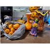 Image 2 : LOT OF HALLOWEEN DECORATIONS/HOME DÉCOR
