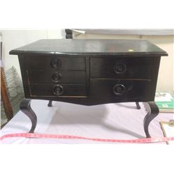 BLACK HALL BENCH (26" X 16" X 18")