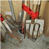 Image 2 : 2 BUNDLES OF SHOVELS, RAKES, EDGERS, AND SCYTHE
