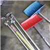 Image 2 : 4 LOAD BARS AND 2 SNOW SHOVELS