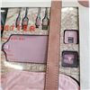Image 3 : JET SETTER 8 PIECE TRAVEL GIFT SET FOR IPHONE/IPAD/IPOD, CHARGING CABLES, HEADPHONES AND CASES