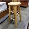 Image 2 : 2 MAPLE BAR STOOLS