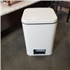 Image 2 : VINTAGE WASTE BIN