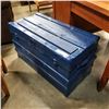 Image 1 : BLUE TRUNK W/ METAL CANS
