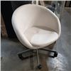 Image 1 : WHITE LEATHER MODERN TUB CHAIR