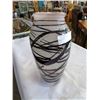 Image 2 : FIGURAL QUARTZ CLOCK AND ART GLASS VASE