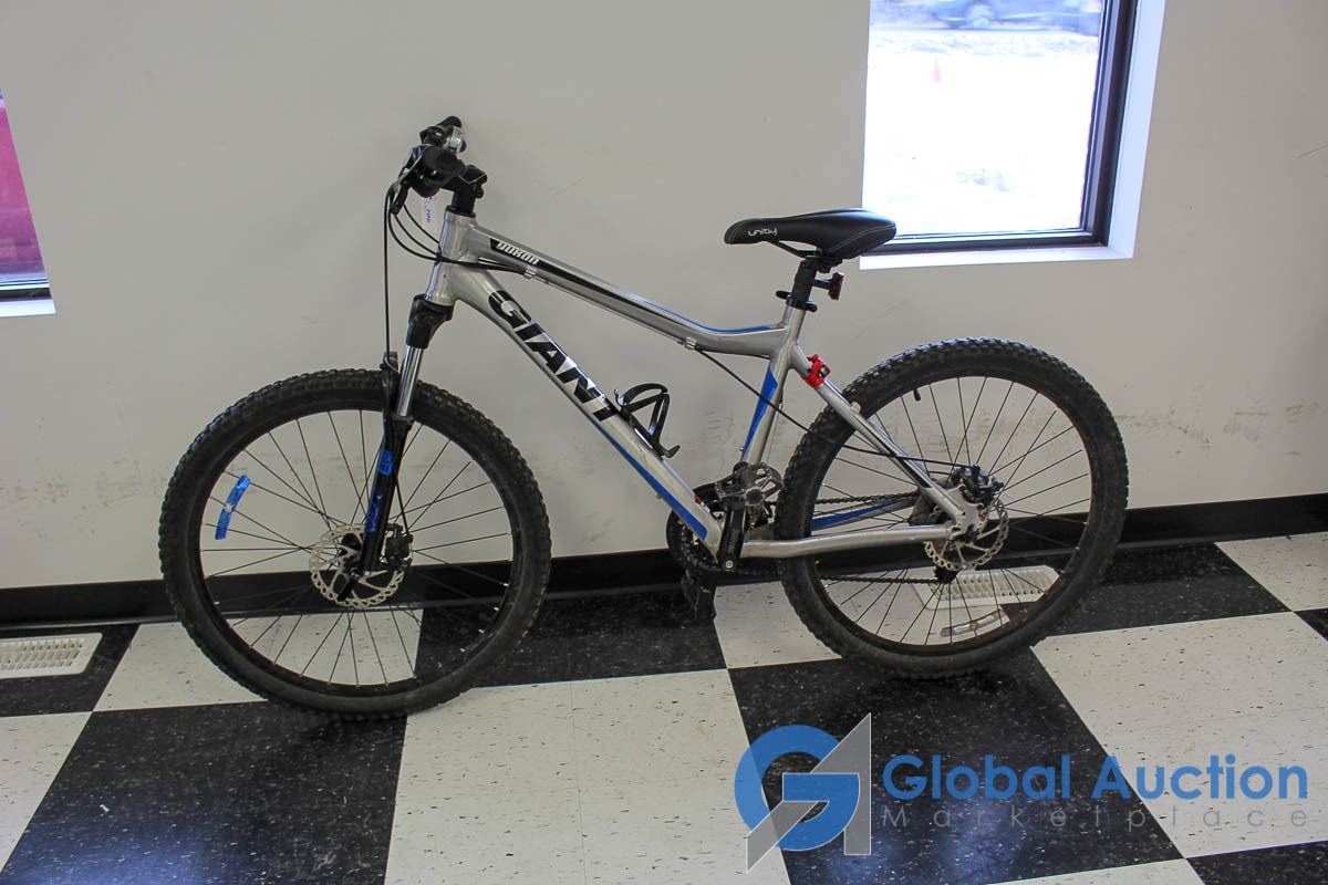 Mens 26" Giant Mountain Bike