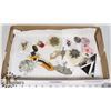 Image 1 : BOX OF ANTIQUE & VINTAGE BROACHES.