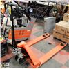 Image 1 : ORANGE PALLET JACK 5500 LBS - 32" WIDE,