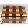 Image 1 : DECORATIVE WOOD HUMIDOR.
