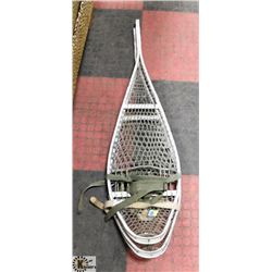 PAIR OF VINTAGE SNOWSHOES. OUTDOORS