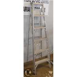 6 FOOT ALUMINUM PAINTER'S STEP LADDER -