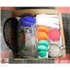 Image 1 : BOX W/KITCHENWARE INCL. 7 PYREX GLASS