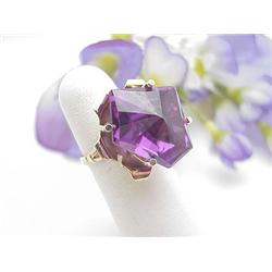 Ladys 14kt yellow gold ring with purpl