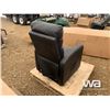 Image 3 : EASY LIFT HEAT & RECLINING MASSAGE CHAIR
