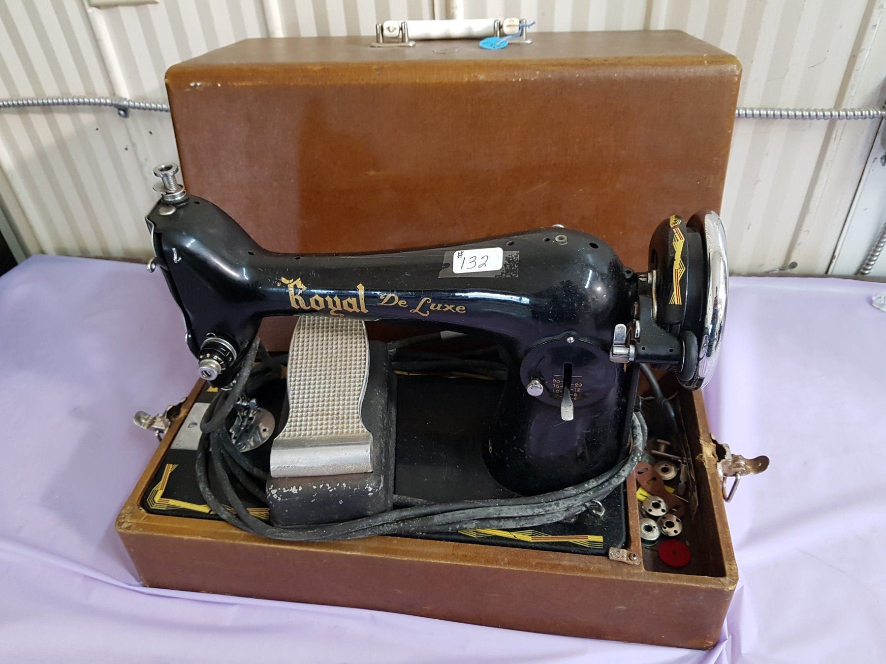 vintage sewing machine Royal Delux Model B5327456