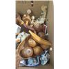 Image 2 : BOX OF ASSORTED ITEMS - WOOD HOME DÉCOR ITEMS, TEAPOT, ETC.