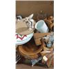 Image 3 : BOX OF ASSORTED ITEMS - WOOD HOME DÉCOR ITEMS, TEAPOT, ETC.