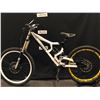 Image 8 : WHITE AND BLACK ROCKY MOUNTAIN FLATLINE WORLD CUP FULL SUSPENSION DOWNHILL MOUNTAIN BIKE WITH FRONT