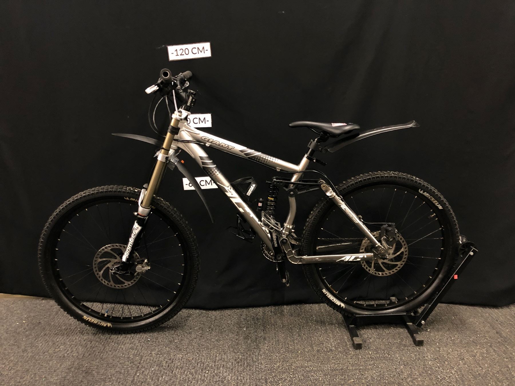 GREY GIANT AC1 FULL SUSPENSION DOWNHILL MOUNTAIN BIKE WITH FRONT AND REAR HYDRAULIC DISC BRAKES, 18