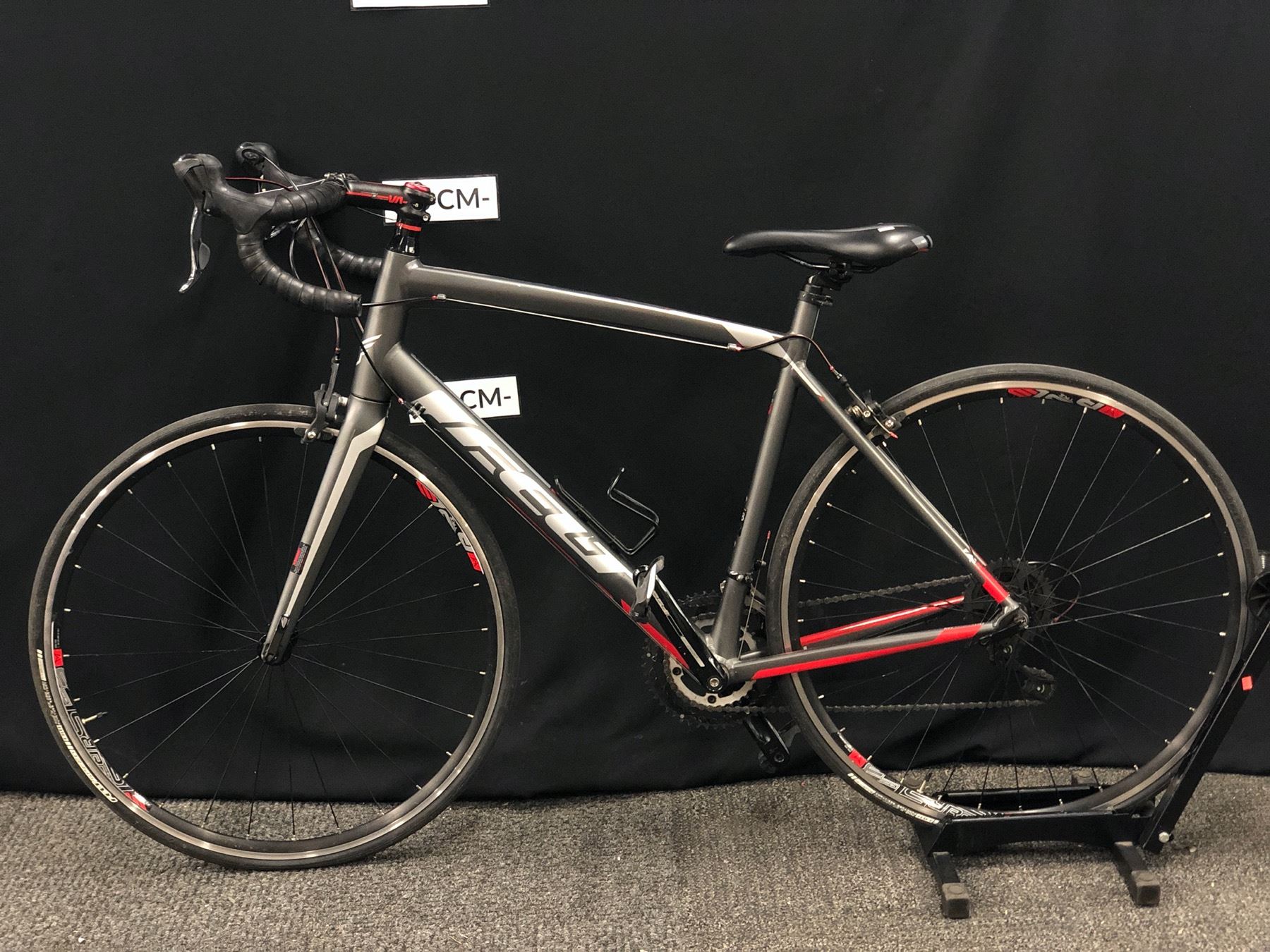 GREY FELT F95 ROAD BIKE WITH CLIP PEDALS, 18 SPEED, 58 CM FRAME SIZE