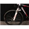 Image 7 : RED AND BLACK GIANT ROAM FRONT SUSPENSION MOUNTAIN BIKE WITH FRONT AND REAR HYDRAULIC DISC BRAKES,