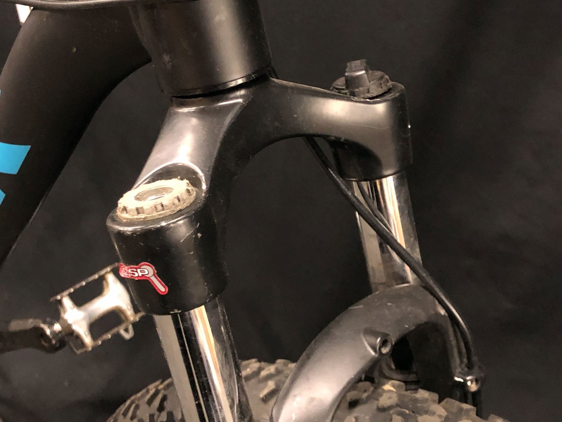 BLACK AND BLUE TREK MARLIN 5 FRONT SUSPENSION MOUNTAIN BIKE WITH FRONT AND REAR DISC BRAKES, 18.5