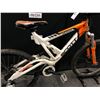 Image 8 : ORANGE AND WHITE SCOTT OCTANE FULL SUSPENSION MOUNTAIN BIKE WITH FRONT AND REAR HYDRAULIC DISC